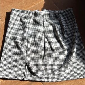 Chic Houndstooth Mini Skirt